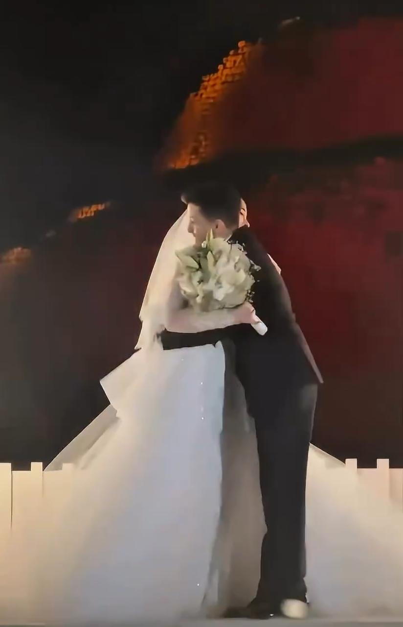 ليلى أحمد زاهر تذرف الدموع خلال تسليمها لزوجها هشام جمال.. فيديو