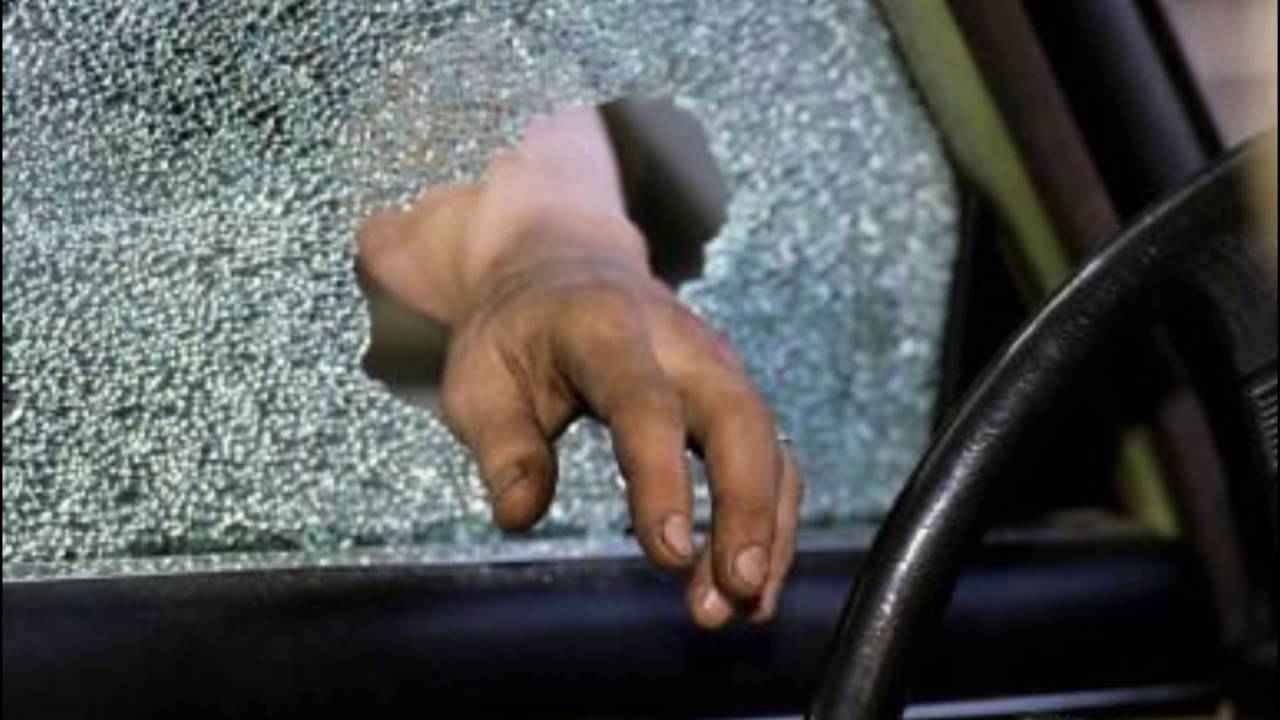 بالصدفة.. رجل يشتري سيارته المسروقة دون قصد