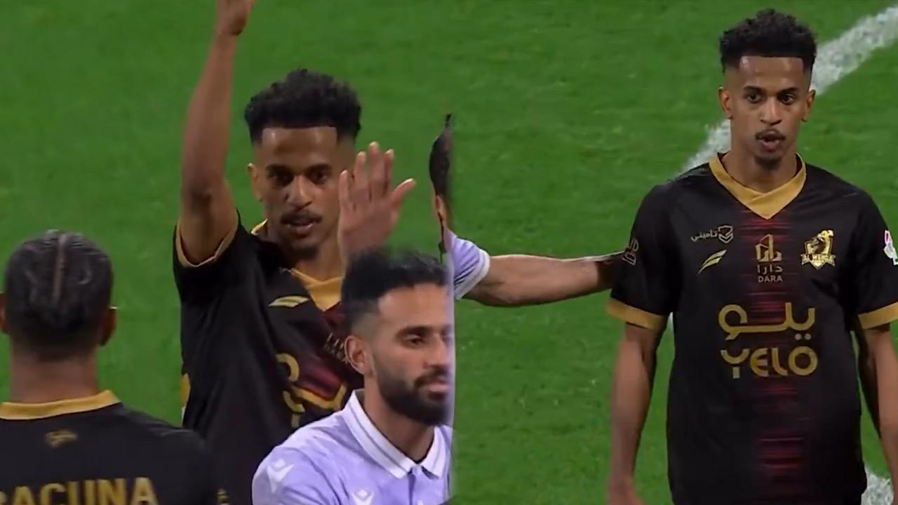 لاعب الوحدة يرفض مُغادرة الملعب وإجراء التبديل .. فيديو