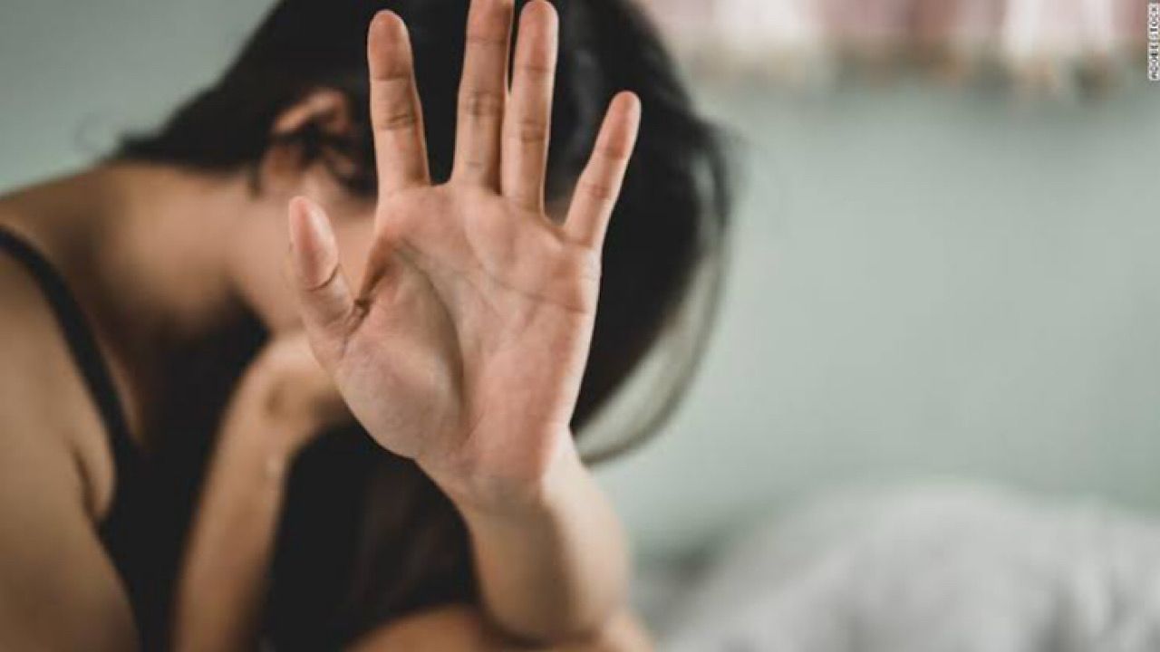 معلمة تتهم شاب بمواقعتها عنوة