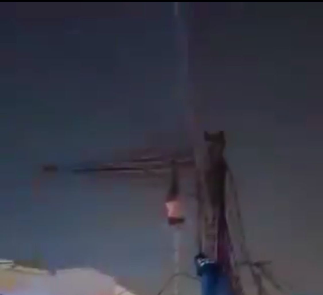 عامل كهرباء يتعرض لـ صعقة قاتلة ويعلق بين الأسلاك .. فيديو