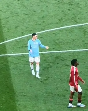 فودين يرد بسخرية على جماهير مانشستر يونايتد بعد إهانتهم لوالدته .. صور