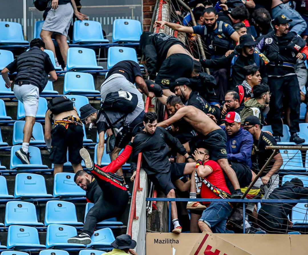 اشتبـاكات عنيفة بين جماهير الترجي التونسي وصن داونز .. فيديو