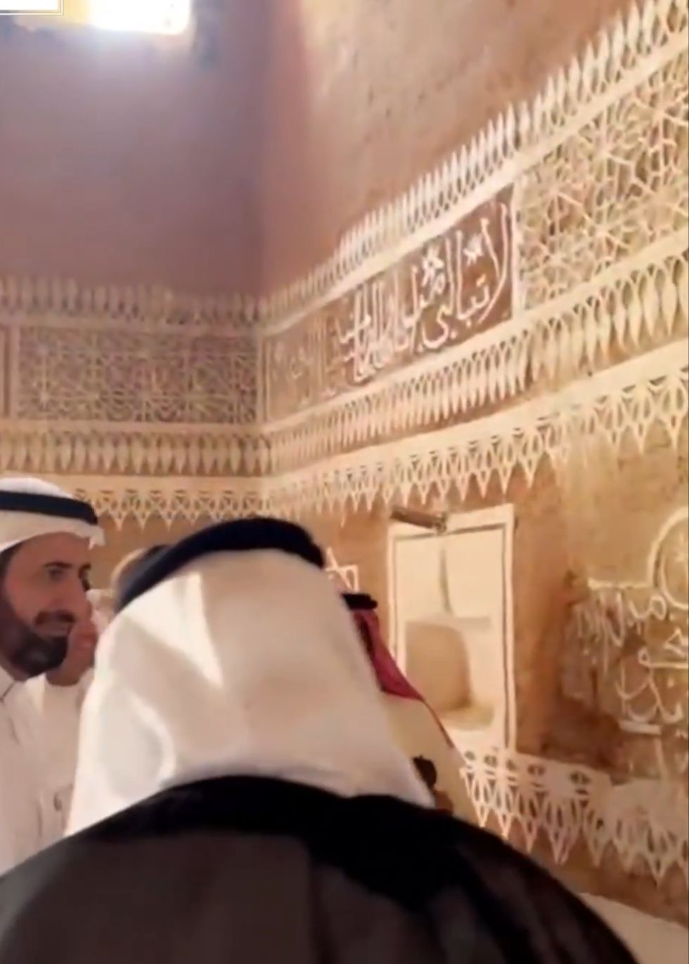 قصة جدران المجالس الطينية في حائل التي استوقفت وزير الحج ونظيره العراقي .. فيديو