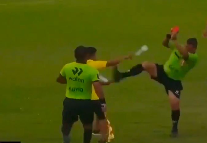  حكم يضرب مدربا بطريقة غريبة ويثير غضبا واسعا .. فيديو