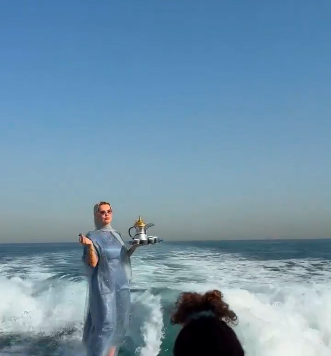 فتاة تبهر الجميع باحتسائها القهوة السعودية في البحر وسط الأمواج.. فيديو