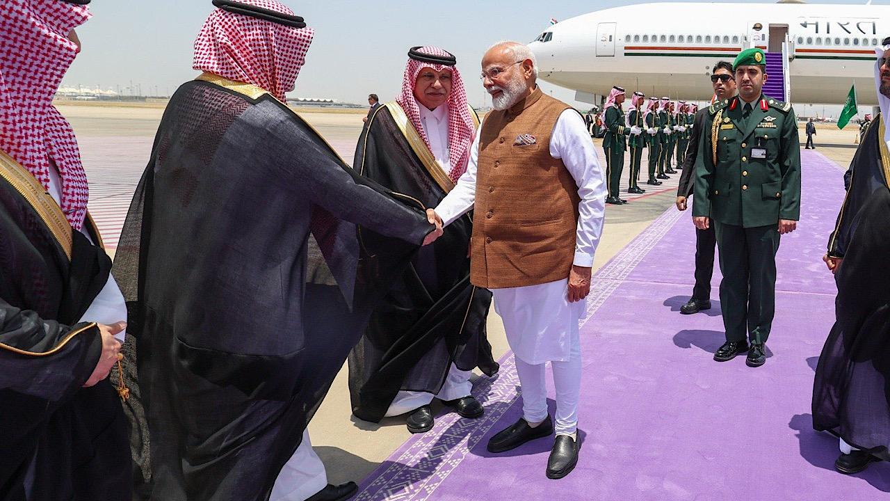 رئيس الوزراء الهندي يصل إلى جدة ويغرد بالعربية: هذه الزيارة ستعزز صداقتنا.. صور