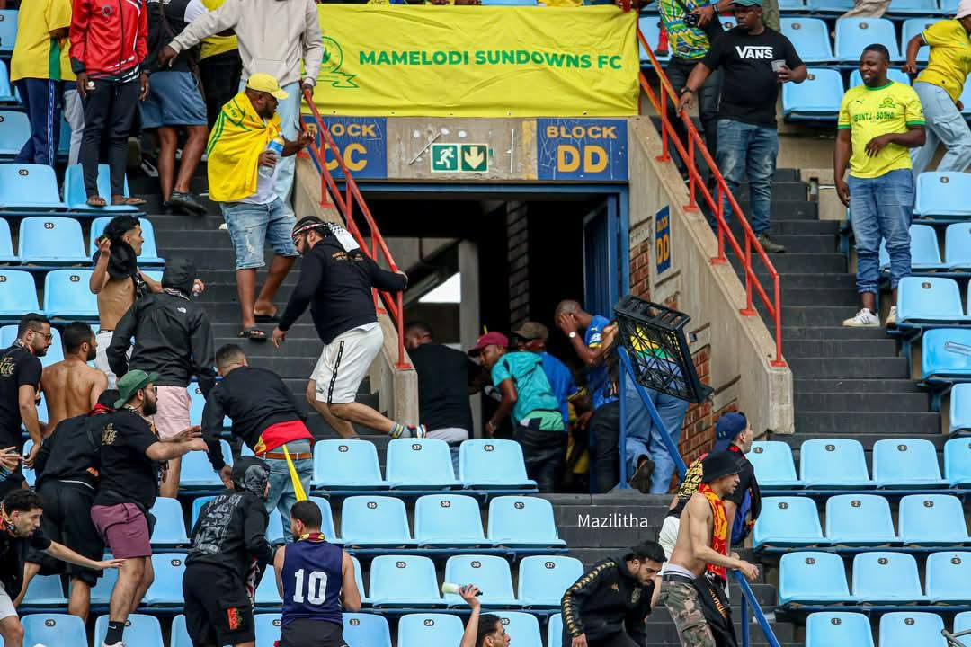 اشتبـاكات عنيفة بين جماهير الترجي التونسي وصن داونز .. فيديو