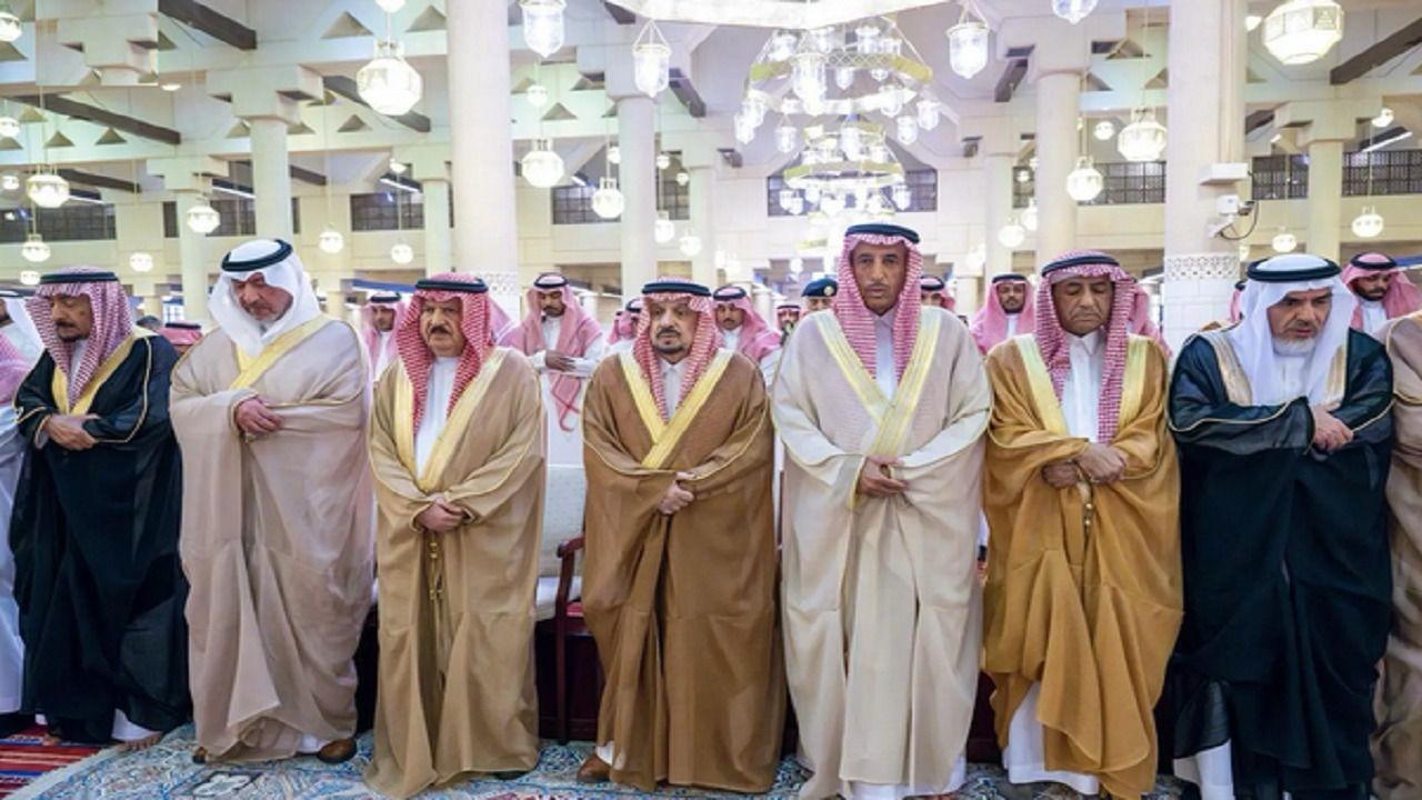 أمير الرياض ونائبه يؤديان صلاة الميت على الأمير ناصر بن فهد بن عبدالله بن سعود.. صور