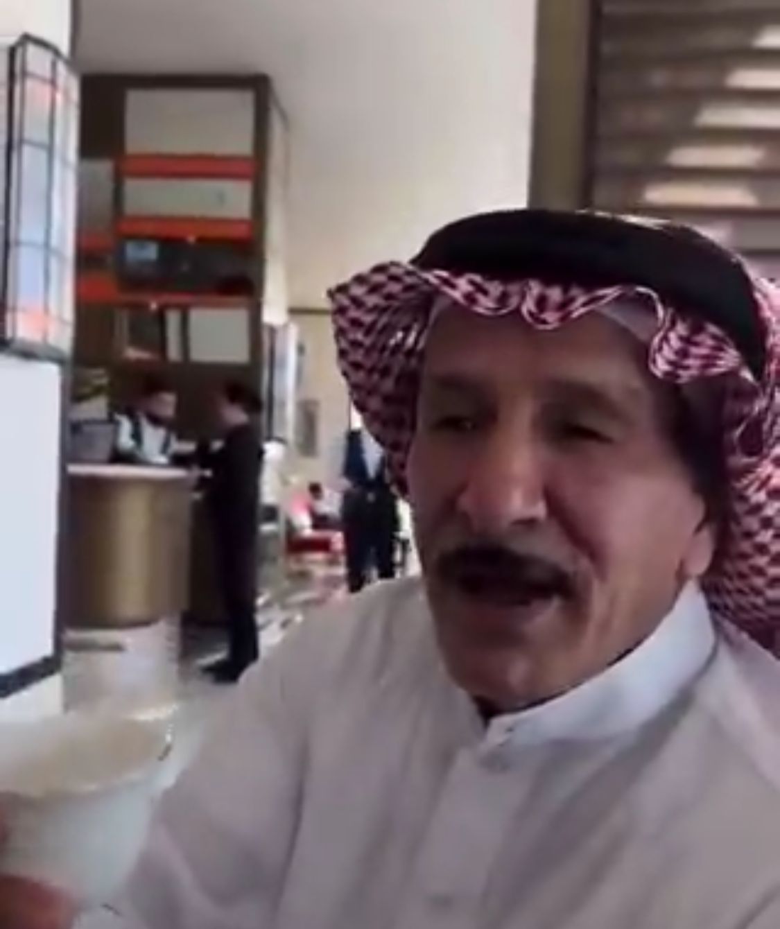 لقاء عفوي بين غوميز والفريان وهما يحتسيان القهوة .. فيديو