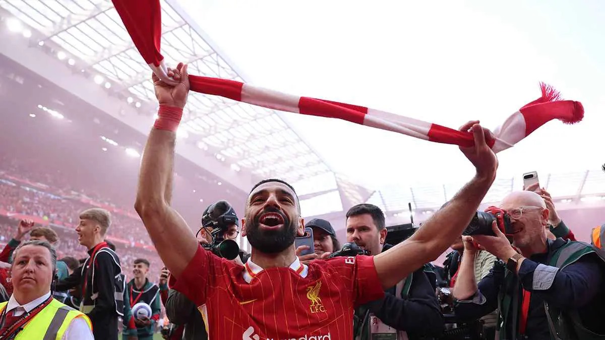 محمد صلاح يرفض وضع الخمر عليه خلال احتفاله بتتويج ليفربول .. فيديو