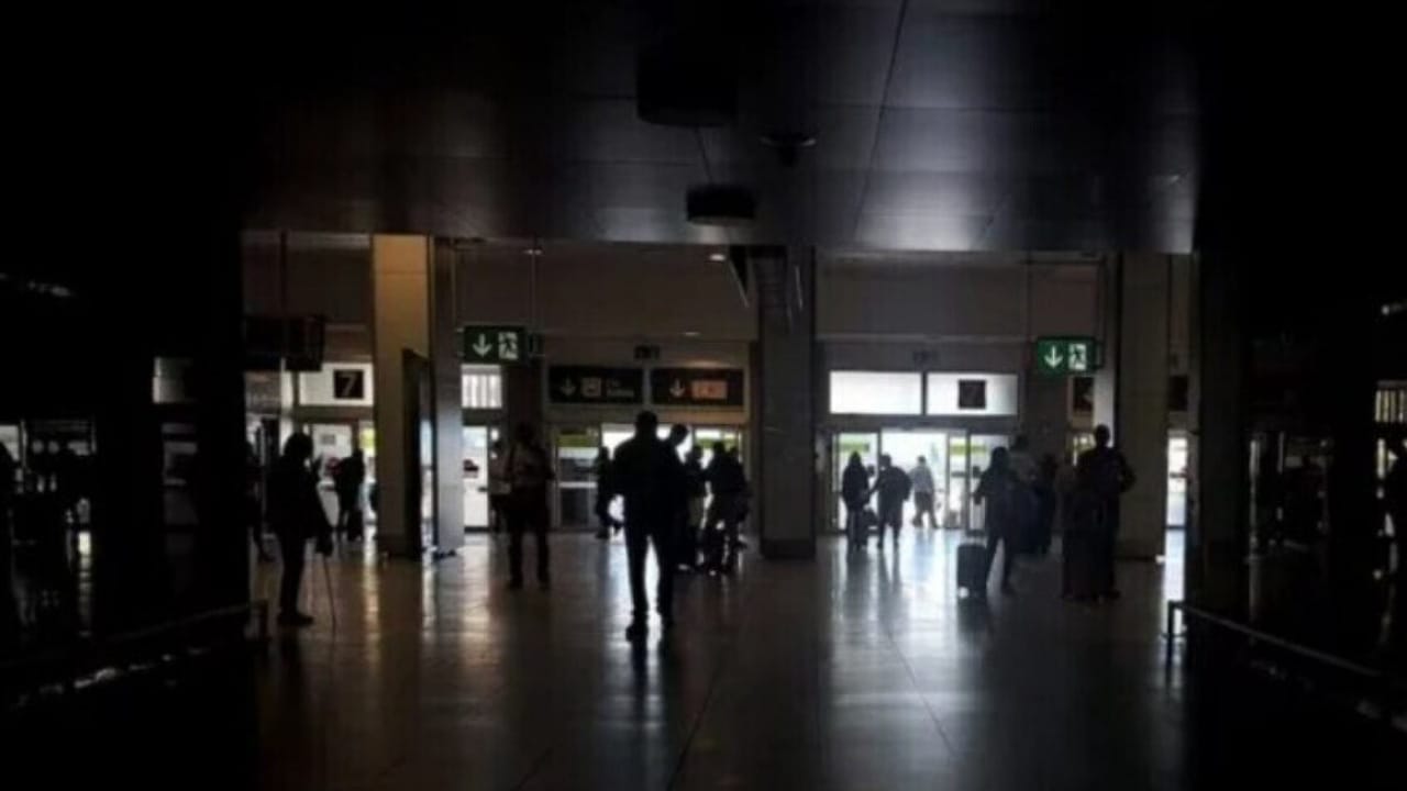 احتفالات في برشلونة مع عودة الكهرباء بعد انقطاع شامل شلّ إسبانيا .. فيديو