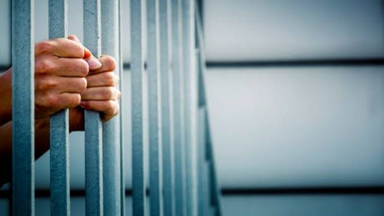 مقتل مهندس داخل السجن يثير غضبًا واسعًا في العراق .. صور