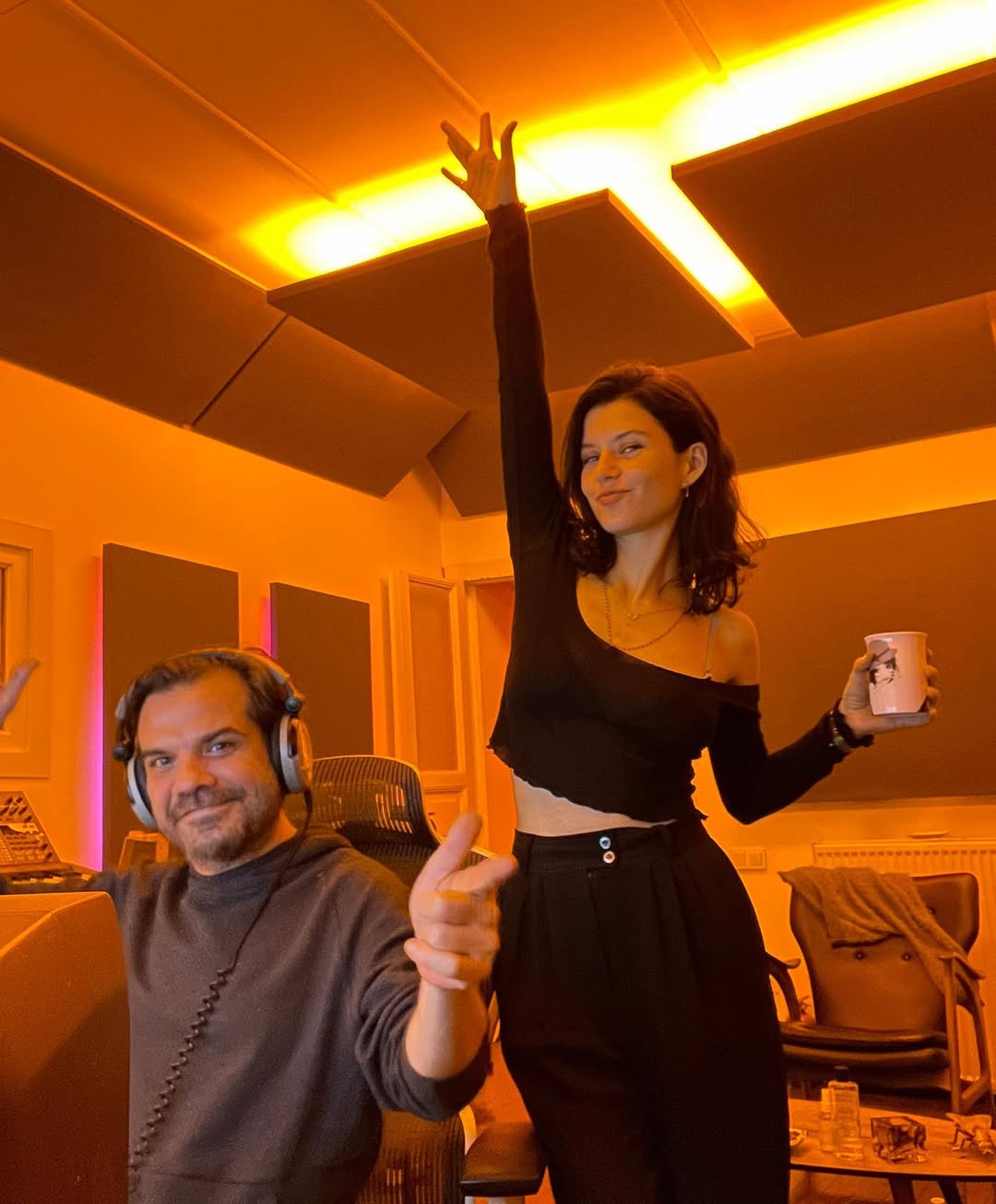 انفعال زوج بيرين سات بسبب شائعات حملها