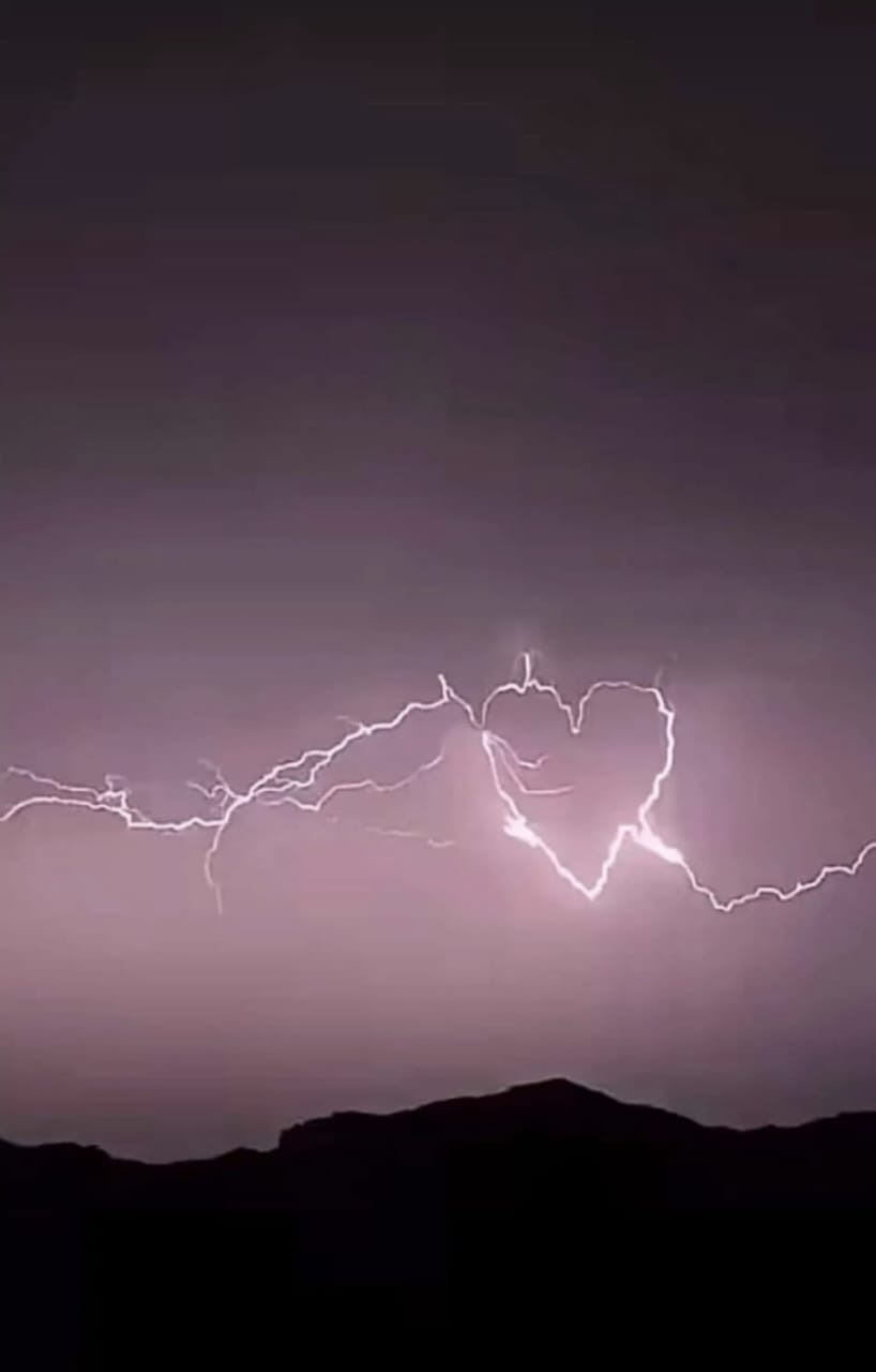 برق يضيء تنومة ويرسم قلب في سمائها