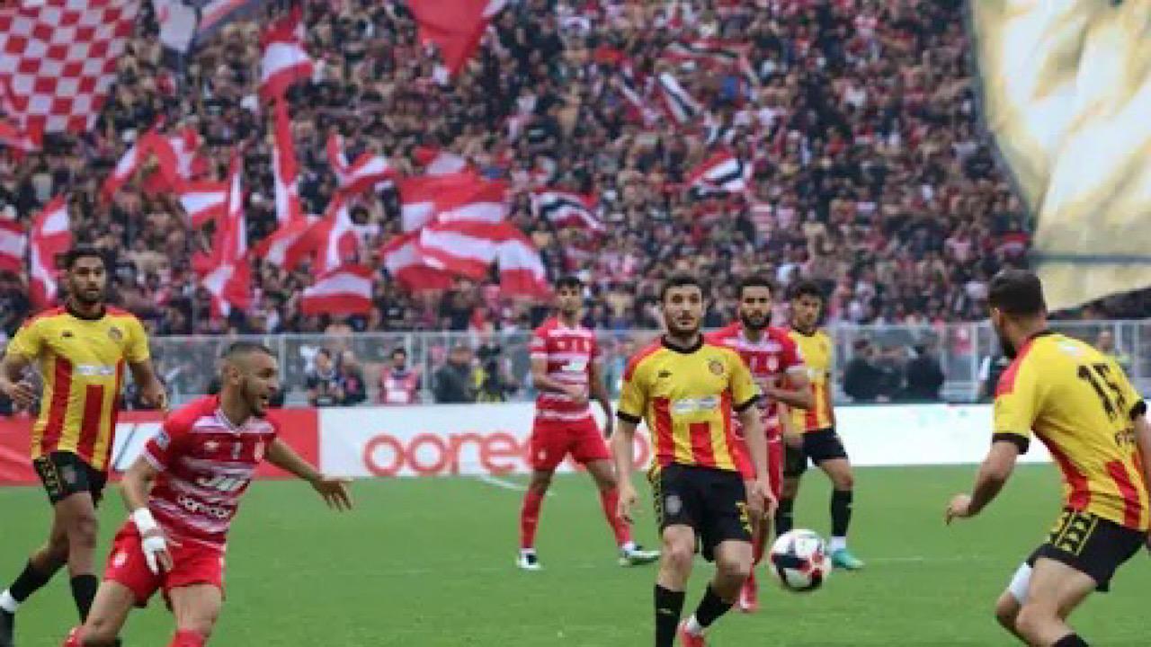 لاعب الإفريقي يثير الجدل بحركة مشينة.. فيديو