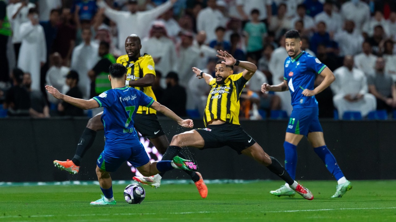 سبب تأخير انطلاق مباراة الاتحاد والفتح