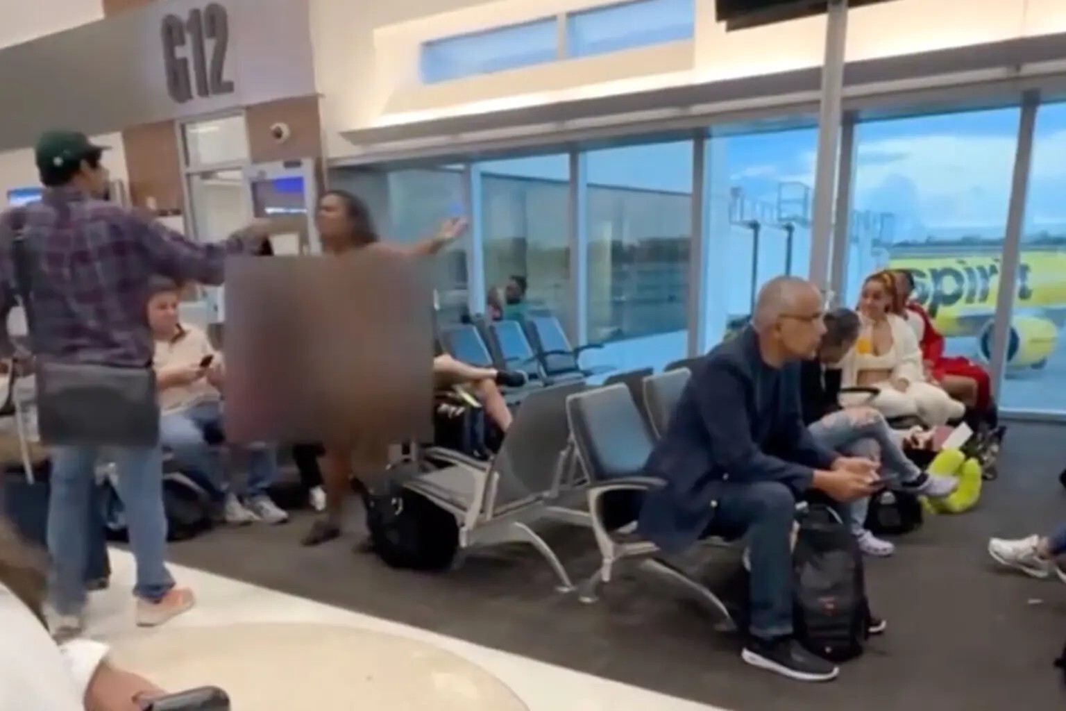 امرأة تخلع ملابسها في المطار وتثير الفوضى