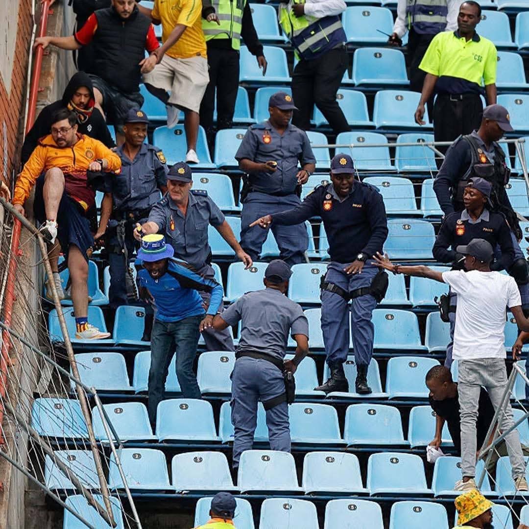 اشتبـاكات عنيفة بين جماهير الترجي التونسي وصن داونز .. فيديو