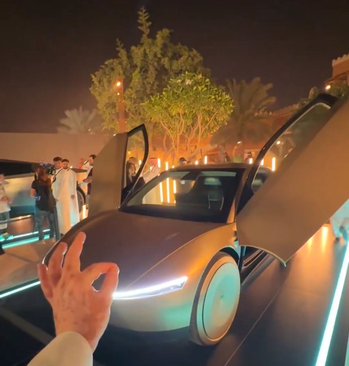 السبع يكشف عن سيارات الأجرة المستقبلية من تسلا بدون عجلة قيادة .. فيديو