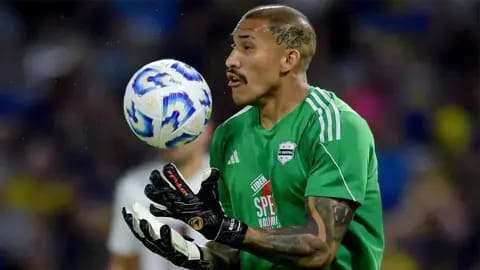 حارس مرمى يهدي المنافس هدفا بطريقة غريبة