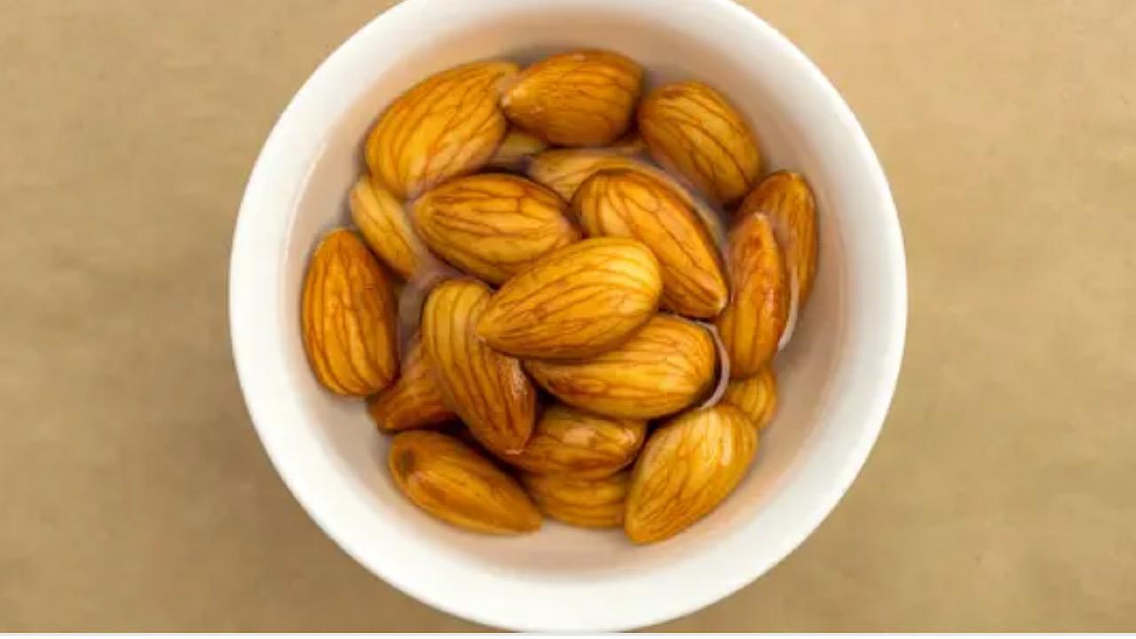 فوائد تناول اللوز على معدة فارغة