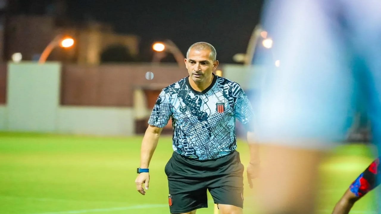 الرياض يقترب من إقالة مدربه بسبب سوء النتائج