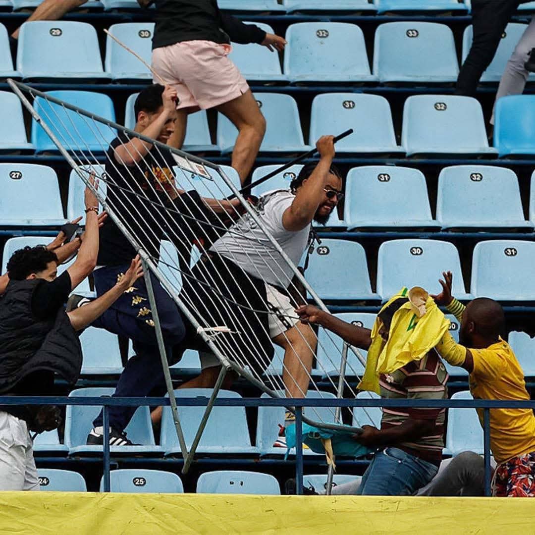 اشتبـاكات عنيفة بين جماهير الترجي التونسي وصن داونز .. فيديو