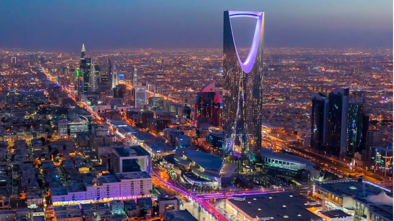 مغربي مقيم بالمملكة: الناس يتركون تجارتهم في الشوارع ويذهبون للصلاة.. فيديو