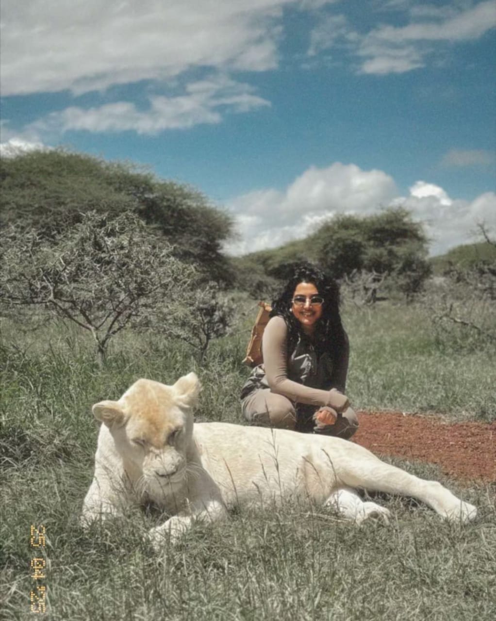 نجلاء الودعاني تفاجئ متابعيها بظهور جريء مع أسد.. صور