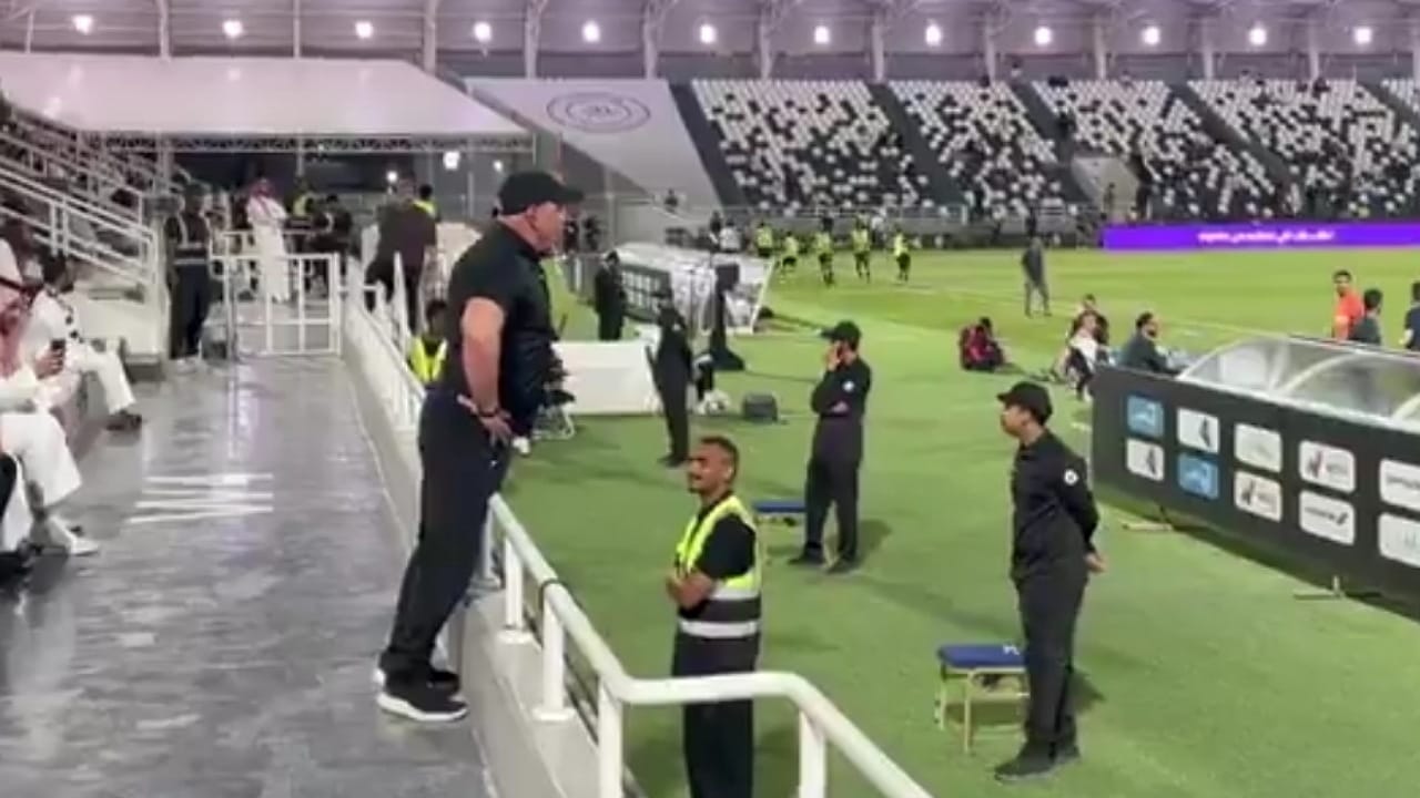 بن زكري يهاجم التحكيم: أنت في دوري روشن مش دوري شوارع .. فيديو