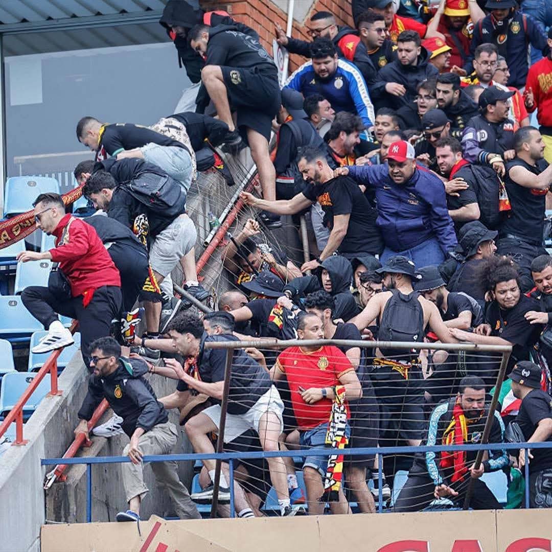 اشتبـاكات عنيفة بين جماهير الترجي التونسي وصن داونز .. فيديو