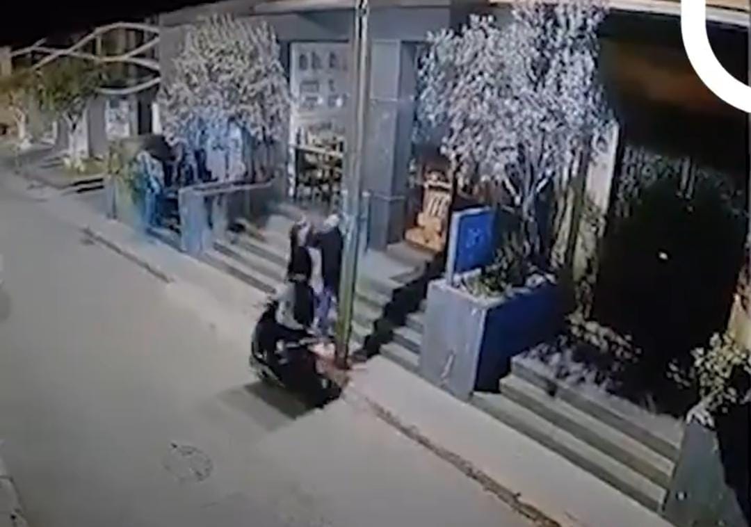 مشهد صادم لسرقة سيدة أمام المارة يثير الجدل بلبنان.. فيديو