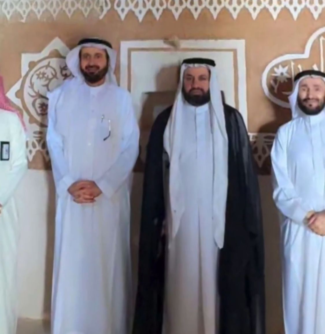 قصة جدران المجالس الطينية في حائل التي استوقفت وزير الحج ونظيره العراقي .. فيديو