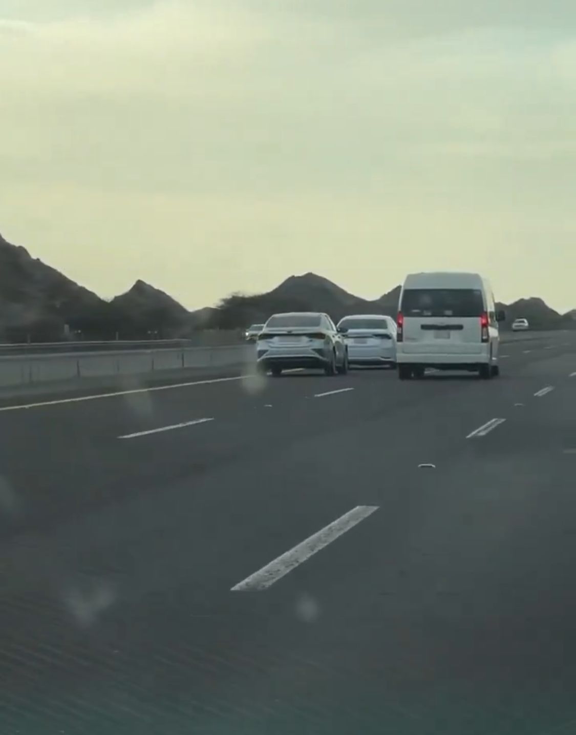 أمن الطرق يضبط عددا من المخالفات على الطرق السريعة بالمدينة المنورة.. فيديو