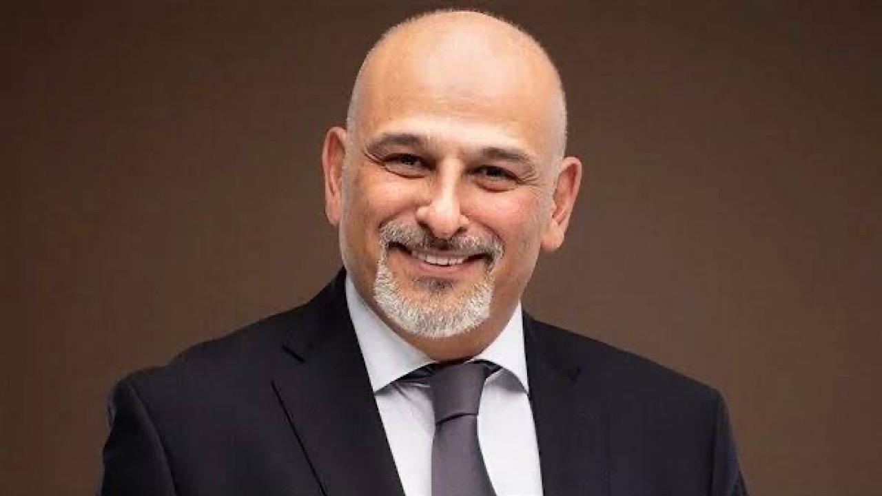 تعليق جمال سليمان بعد انتشار لقطته المثيرة: أبوس إيدك سيبيني