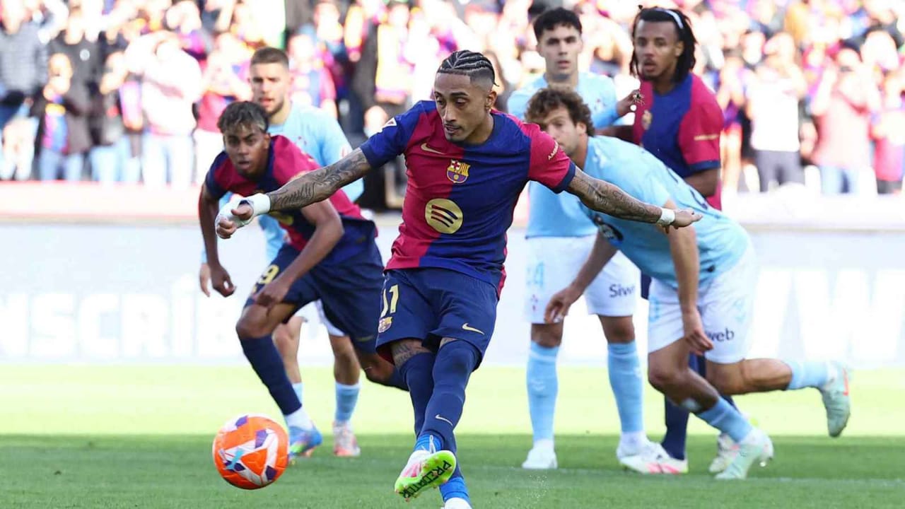 رافينيا يثير الجدل بحيلة غريبة قبل تسديد ركلة جزاء.. فيديو