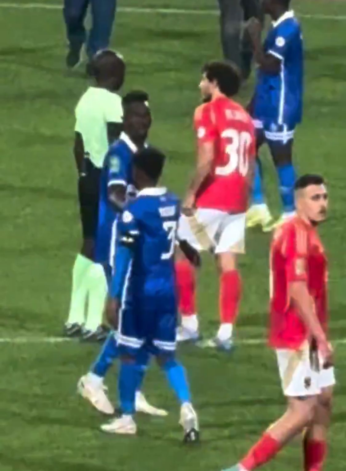  مشادة واعتراضات قوية بين ثنائي الأهلي المصري وحكم لقاء الهلال السوداني.. فيديو
