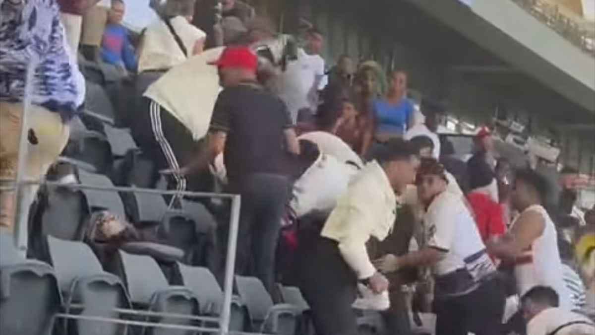 اشتباكات عنيفة بين جماهير الزمالك في ربع نهائي الكونفدرالية .. فيديو