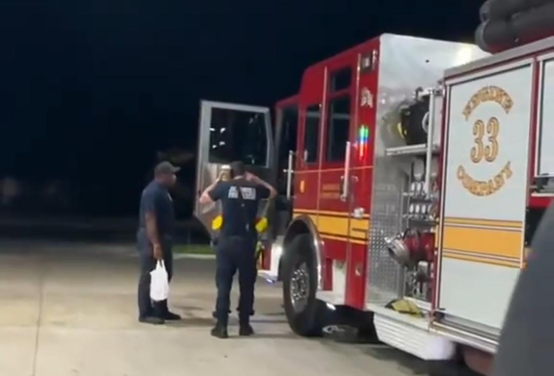 أم تشجع ابنها على تحقيق حلمه مع شاحنة إطفاء .. فيديو