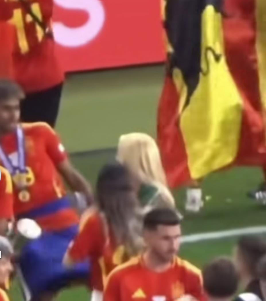 يامال يثير الجدل بركلة مفاجئة لصديقة فيرمين لوبيز خلال احتفالات إسبانيا .. فيديو