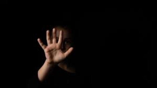 هتك عرض فتاة تحت تهديد السلاح.. إحالة المتهم للمحاكمة