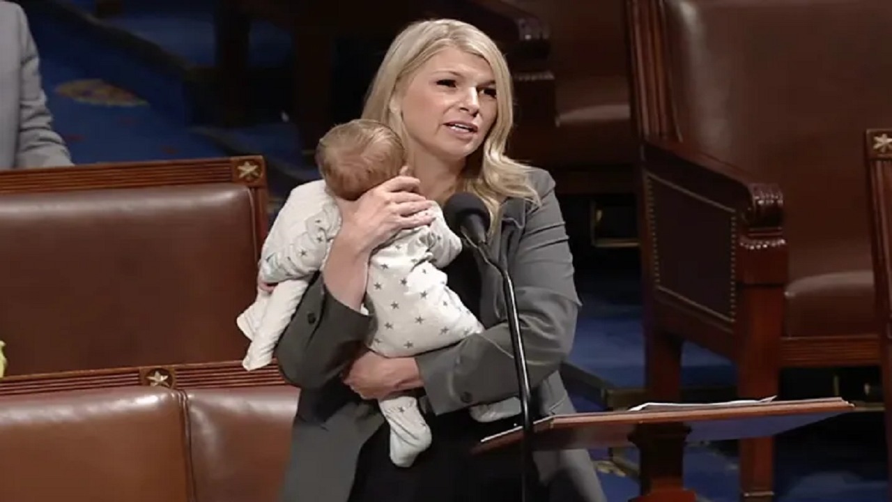 نائبة أميركية تحتضن طفلها الرضيع خلال كلمتها في مجلس النواب .. فيديو
