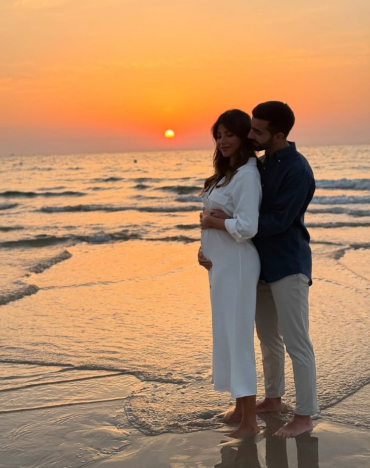 سارة مراد تعلن حملها بصور رومانسية مع زوجها