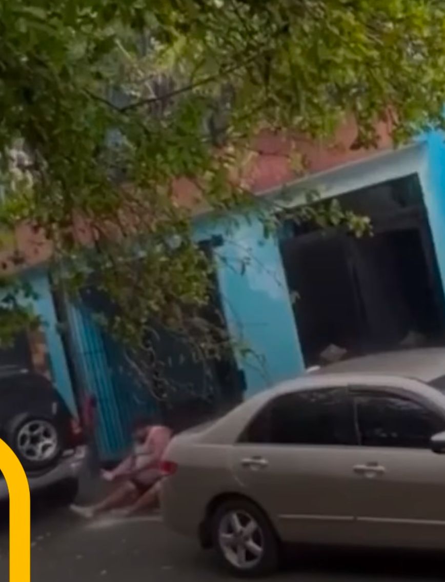 صاعقة تضرب رجلا أثناء لعبه تحت المطر .. فيديو