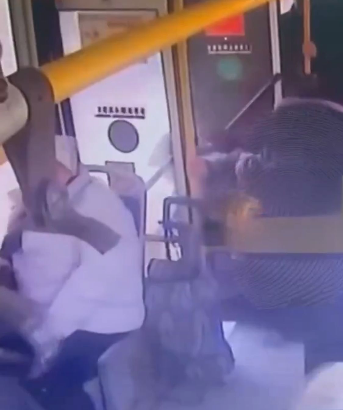 وفاة مسنة بطريقة مأساوية بعد سقوطها من حافلة أثناء سيرها .. فيديو