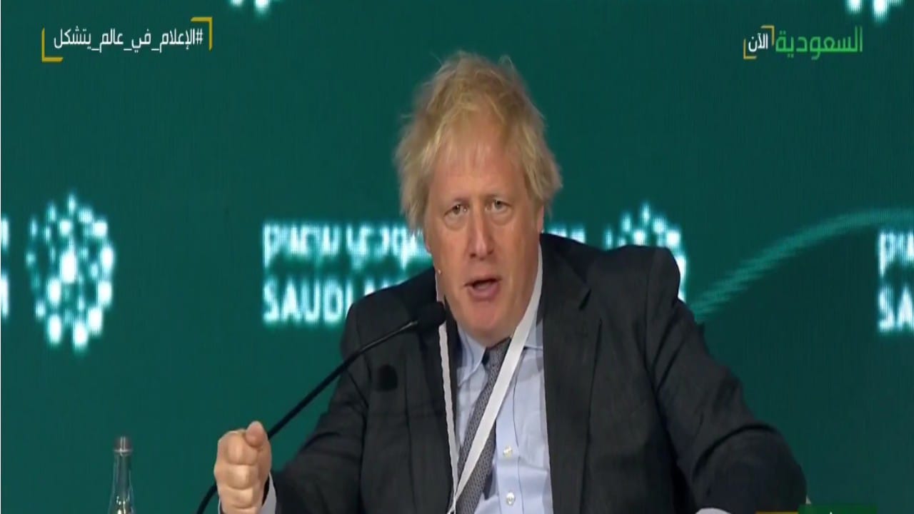 نعامة تهاجم بوريس جونسون في موقف طريف.. فيديو