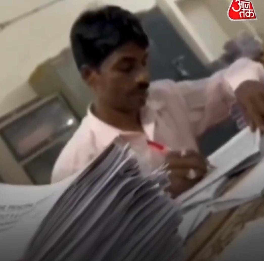 عامل نظافة يقوم بتصحيح امتحانات الطلاب في جامعة هندية .. فيديو