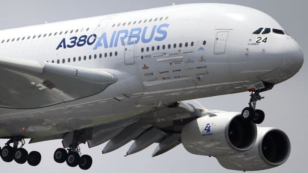 إيرباص تبدأ تفكيك ثلاث طائرات A380 لاستخدامها كقطع غيار