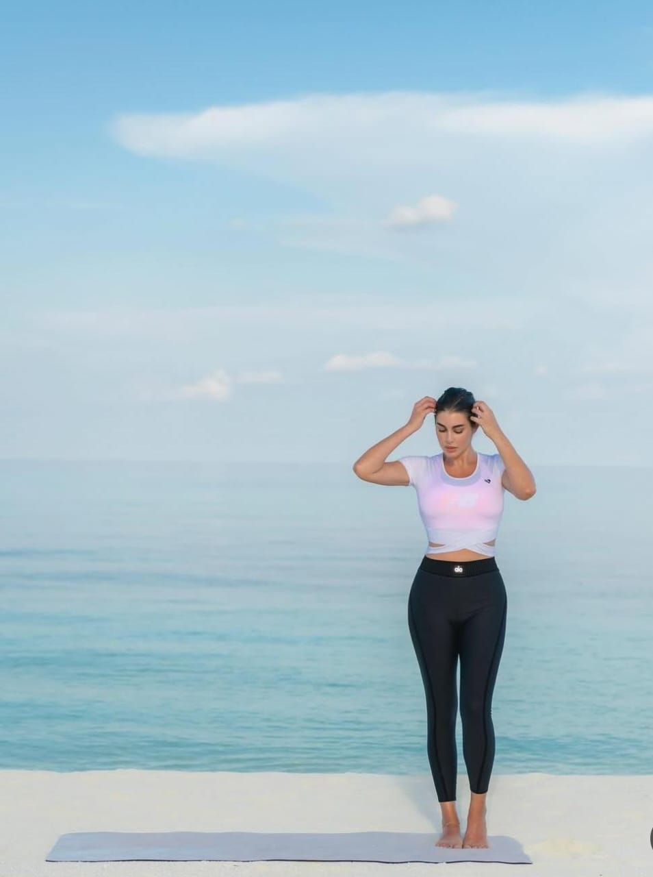 ياسمين صبري تمارس اليوغا في المالديف.. صور